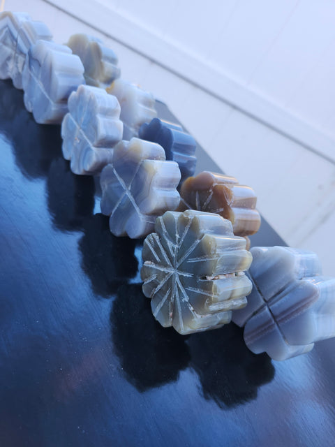 Agate clover carving