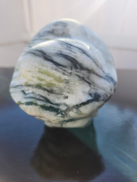 Tree agate skull with a hat carving